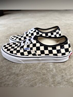 Vans Checkerboard Low-Top Sneakers - Black & White W’s 6